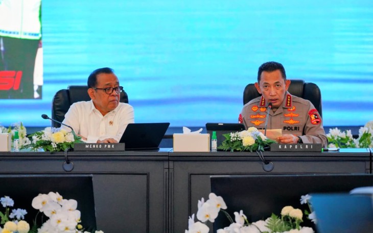 Kapolri Jenderal Listyo Sigit Prabowo saat memimpin rapat koordinasi lintas terkait kesiapan operasi ketupatan di Gedung PTIK, Jakarta Selatan, Senin (2/3/2026).