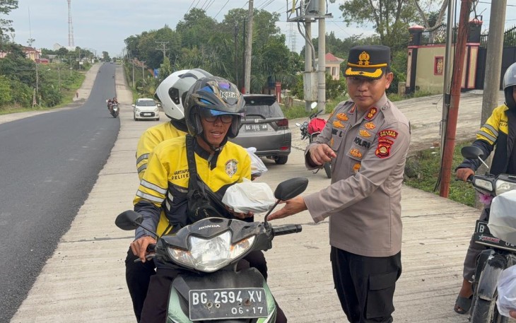 Kapolres Oku Timur, AKBP Adik Listiyono. S, I. K,. M, H., saat Berbagi Takjil