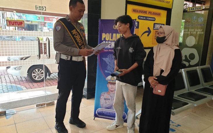 Petugas Satlantas Polres Jember memberikan pendampingan dan edukasi kepada masyarakat melalui program Polantas Menyapa di Kantor Samsat Jember, sebagai upaya menghadirkan pelayanan yang humanis, transparan, dan responsif.