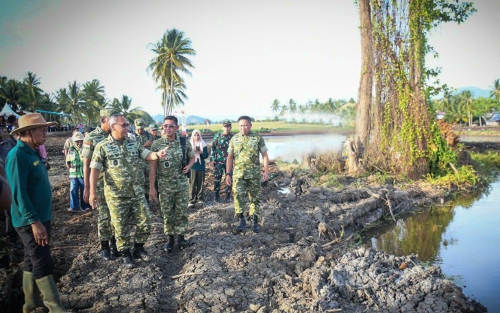 Pangdam XIII Merdeka, Mayjen TNI Mirza Agus saat melihat lokasi sawah di Pohuwato