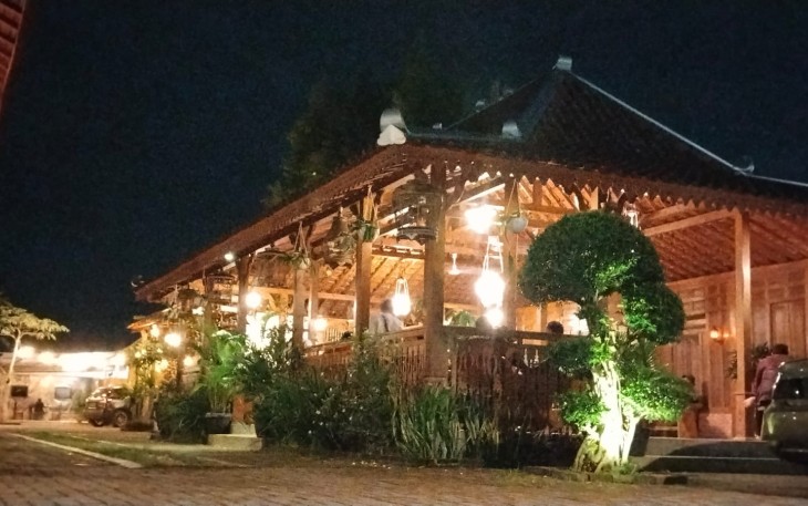 Suasana di Coffee & Resto Dadap Serep Karanganyar, Sabtu (28/2/2026) malam.