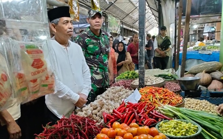Kodim 0806/Trenggalek dan Pemkab saat Pantau Harga Sembako di Pasar Tradisional