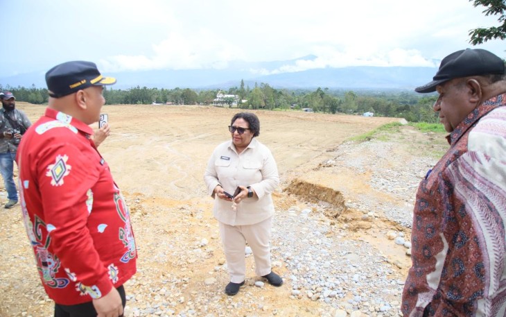 Wamendagri Ribka Haluk saat  meninjau lokasi KIPP Papua Pegunungan di Gunung Susu, Distrik Hubikosi, Jayawijaya.