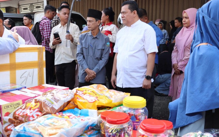 Sekda Bintan, Ronny Kartika saat Tinjau Pasar Murah di Pasar Baru Tanjung Uban, Jumat pagi (13/03). 