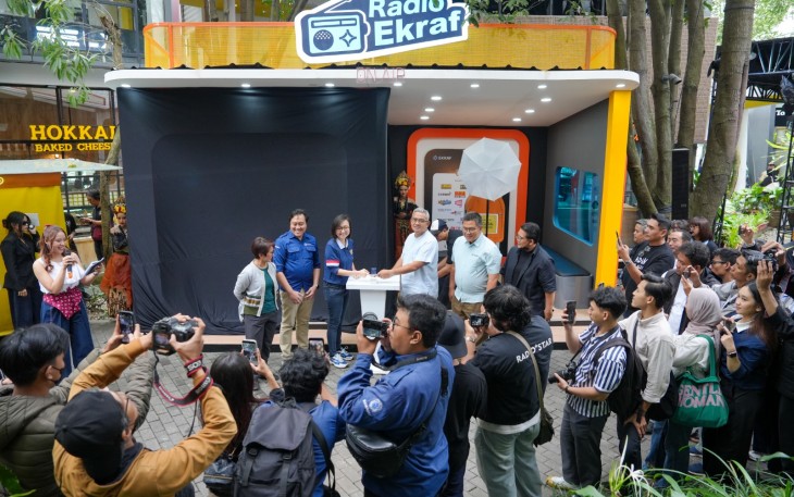Wakil Menteri Ekonomi Kreatif, Irene Umar, secara resmi meluncurkan program Radio Ekraf 2026, di Cihampelas Walk, Bandung, Minggu (8/2/2026).