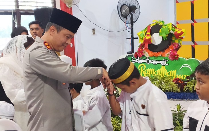 Momen Kapolres Bitung, AKBP Albert Zai, S.I.K.,M.H saat menyalami anak-anak Yatim pada momen buka puasa bersama yang di gelar polres Bitung