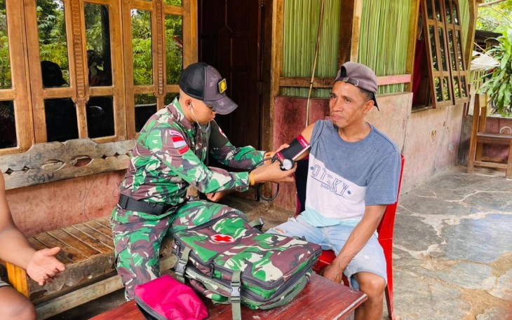 Angota TNI saat melakukan Pelayanan Kesehatan di Lookeu