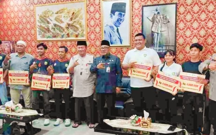 Wali Kota Lis Serahkan Bonus Atlet POPNAS 2025