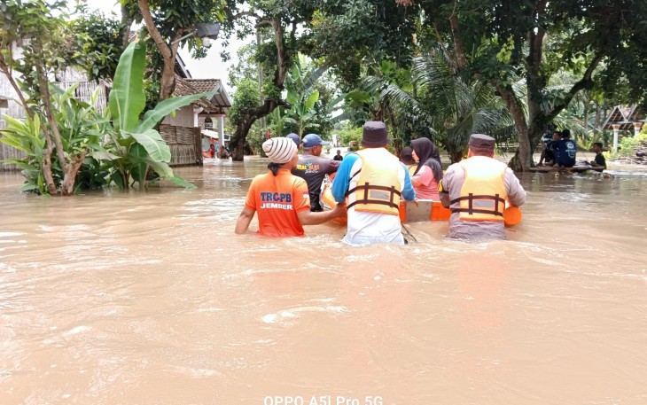 Polres Jember Evakuasi Korban Banjir di Rambipuji 