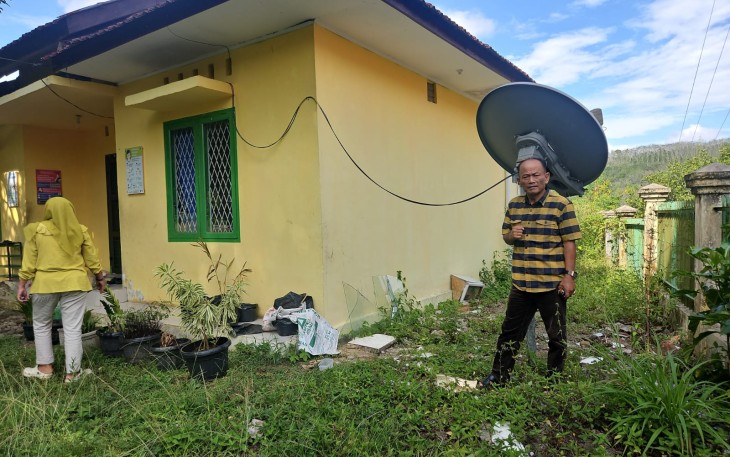 Anggota DPRD Kota Padangsidimpuan, Ipong Dalimunthe, yang juga Wakil Sekretaris DPW PKB Sumut, saat meninjau langsung kondisi Kantor Camat Padangsidimpuan Batunadua, Jum'at (13/3/2026).
