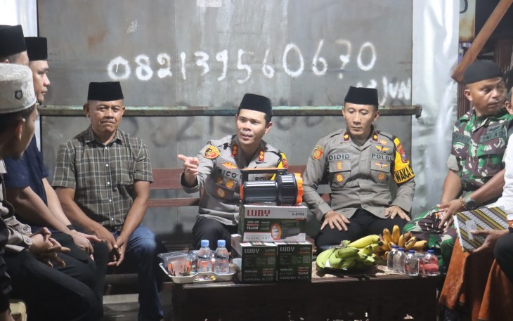 Kapolres Probolinggo Kota AKBP Rico Yumasri saat memberikan pembinaan serta arahan kepada para petugas Satkamling di wilayah hukum Polres Probolinggo Kota.
