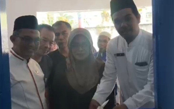 Imam Musanto saat meresmikan rumah layak huni warga Kelurahan Ratu Jaya, Jum'at (9/1)