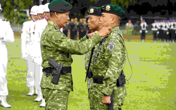 Pangkostrad Letjen TNI Mohammad Fadjar saat melantik Pangdivif 2 Kostrad Mayjen TNI Primadi Saiful Sulun di lapangan Sapta Marga, Divif 2 Kostrad Malang, Sabtu (10/1)