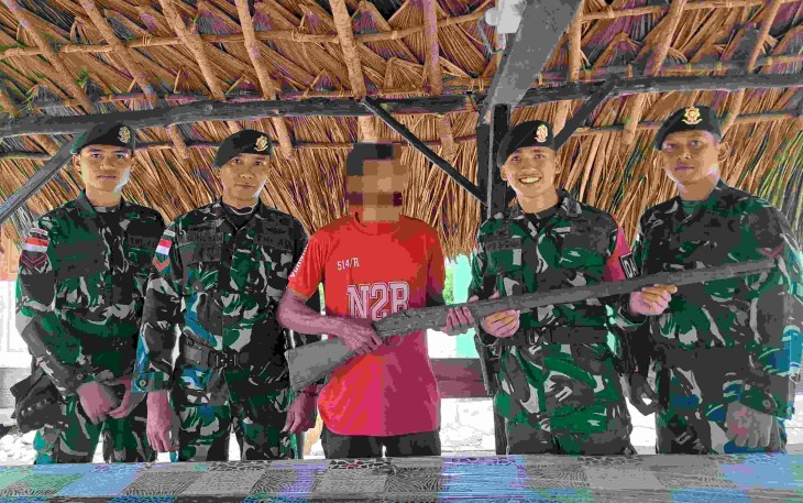 Warga menyerahkan senjata secara sukarela di perbatasan 