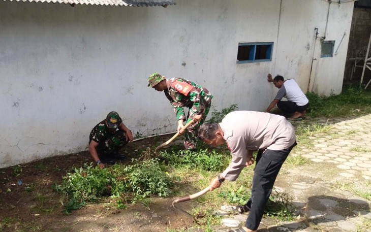 Kerja bakti bersihkan lingkungan bersama warga