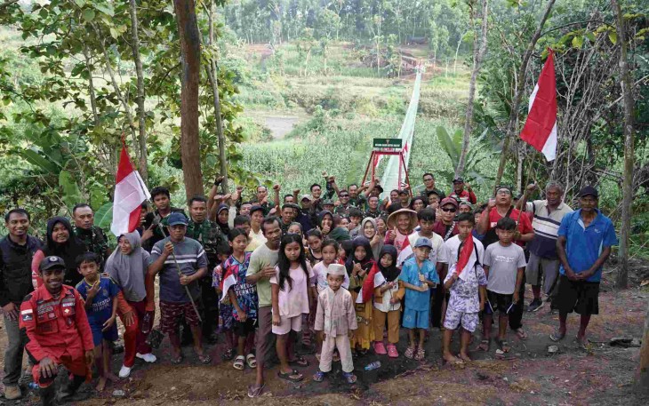 Danrem 083/Bdj Kolonel Inf Kohir foto bersama warga Dusun Turus