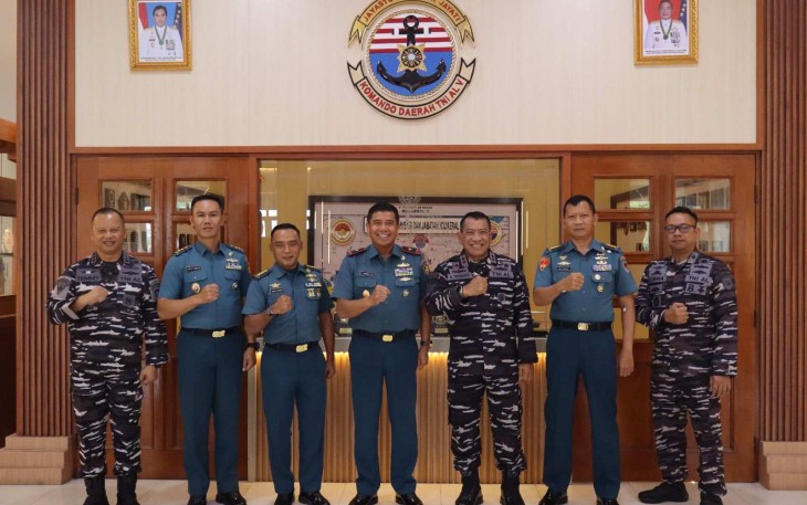Foto bersama Dankodaeral V bersama Danpusteral beserta jajaran, Senin (26/1)