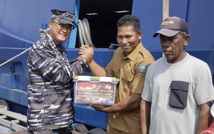 Dankodaeral XIV Laksamana Muda TNI Djatmoko memberikan bantuan sembako, Kamis (29/1)