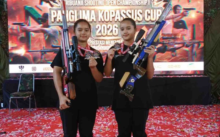 The Twins Shooters Aurellia Cassandra dan Clarisa Azalia meraih medali emas di Panglima Kopassus Cup 2026, Jakarta, Minggu (1/2)