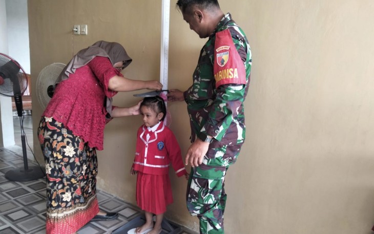 Bantu Posyandu di wilayah desa binaan 