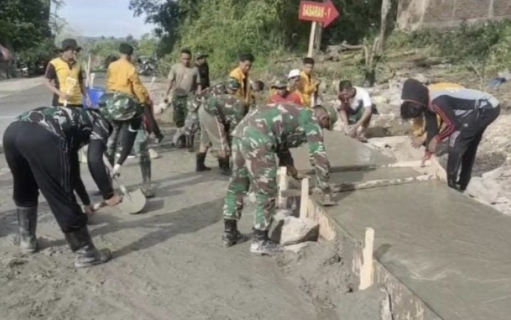 Gotong royong bangun plat duiker di lokasi TMMD Kodim Soppeng 