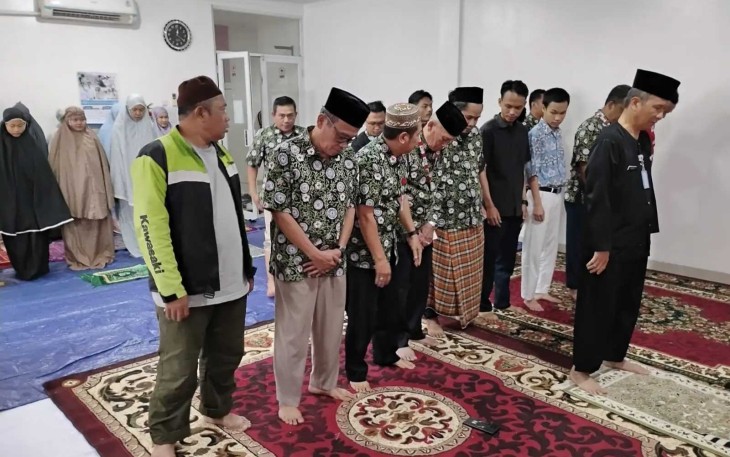 Salat berjamaah di aula PMI Kota Depok 