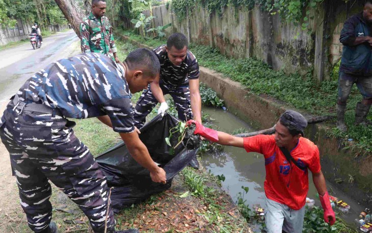 Prajurit Kodaeral XIV Sorong bersihkan lingkungan 