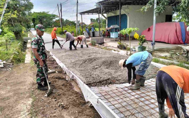 Pengecoran jalan desa 