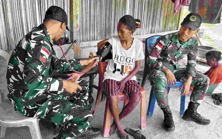 Pelayanan kesehatan satgas Yonarmed 12 Kostrad 