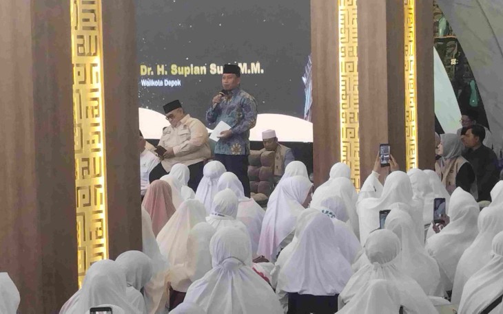 Walikota Depok Supian Suri memberikan sambutan dalam bimbingan manasik haji tingkat Kota Depok di Masjid Jami Dhuyufurrahman, Minggu (5/4/2026)