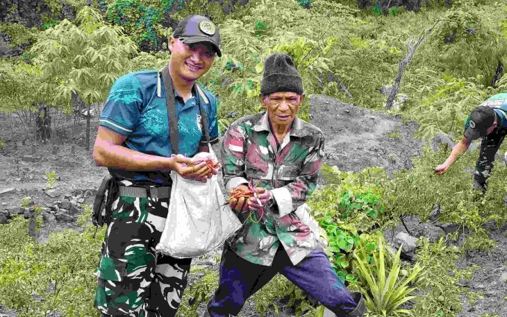 Panen cabai bersama warga 