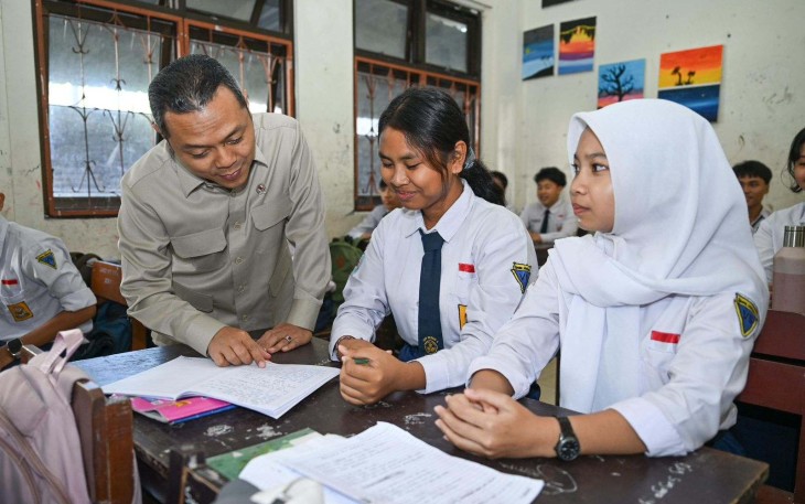 Wamendikdasmen Fajar Riza Ul Haq bersama siswa di Mataram