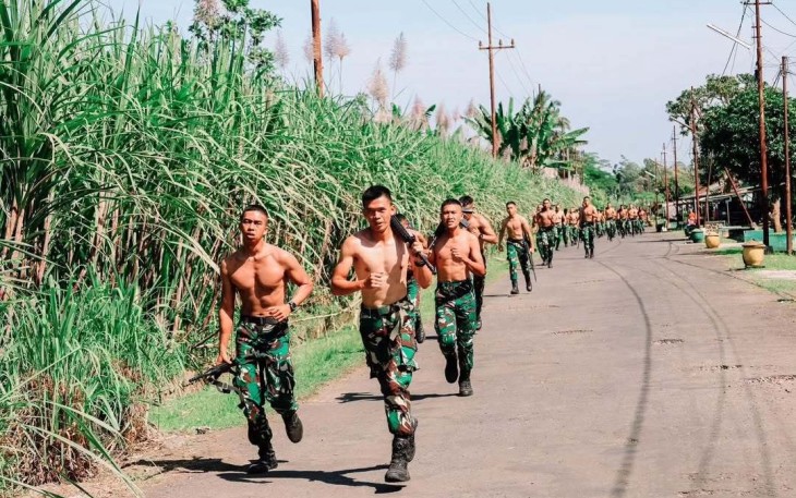 Lari bersenjata prajurit Brigif 18 Kostrad