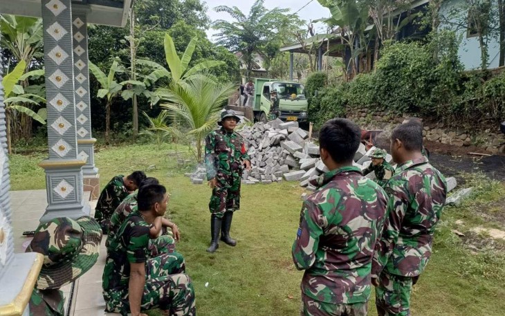 Babinsa jalin komunikasi disela istirahat TMMD
