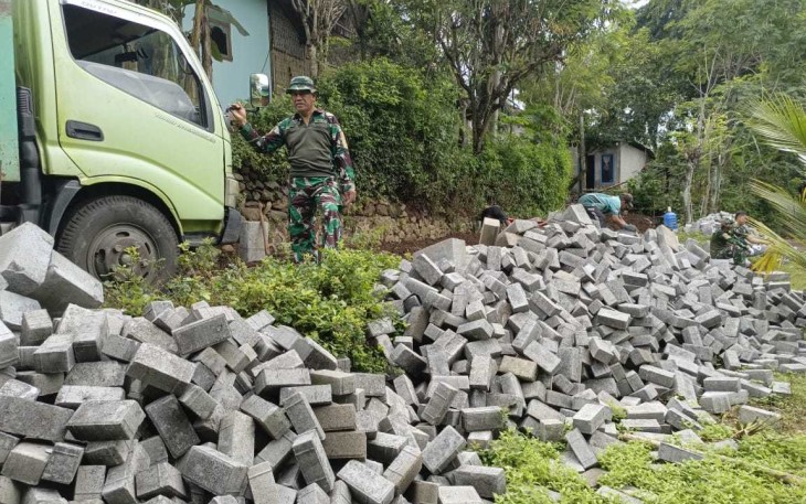 Material paving blok pengerjaan jalan Dusun Klagin