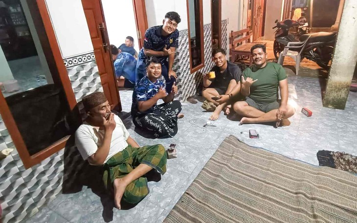 Komsos bersama warga desa lokasi TMMD