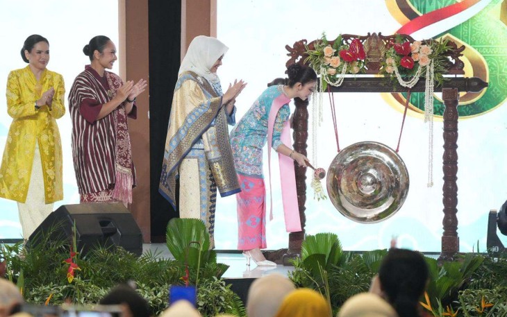 Ibu Wapres Selvi Gibran memukul gong tanda peresmian