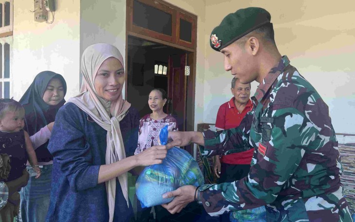 Berbagi sembako untuk masyarakat di perbatasan