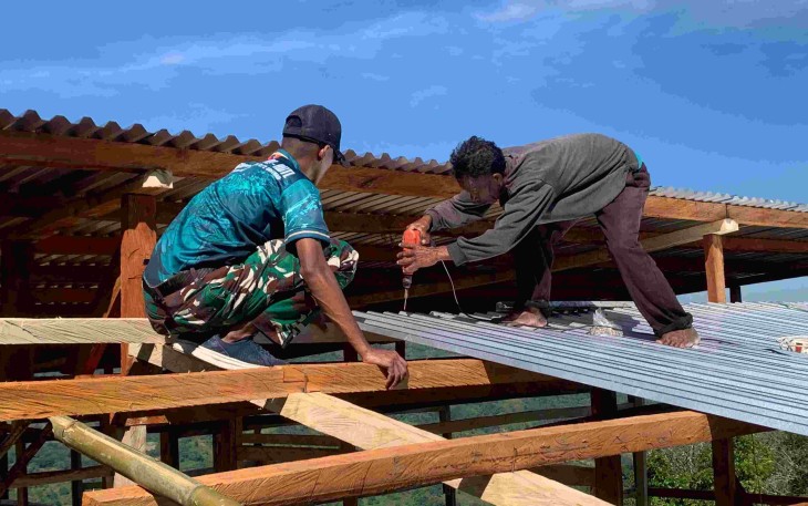 Pemasangan atap warga perbatasan
