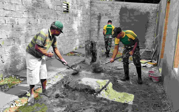 Pos Ailala Gotong Royong Bangun Rumah Warga