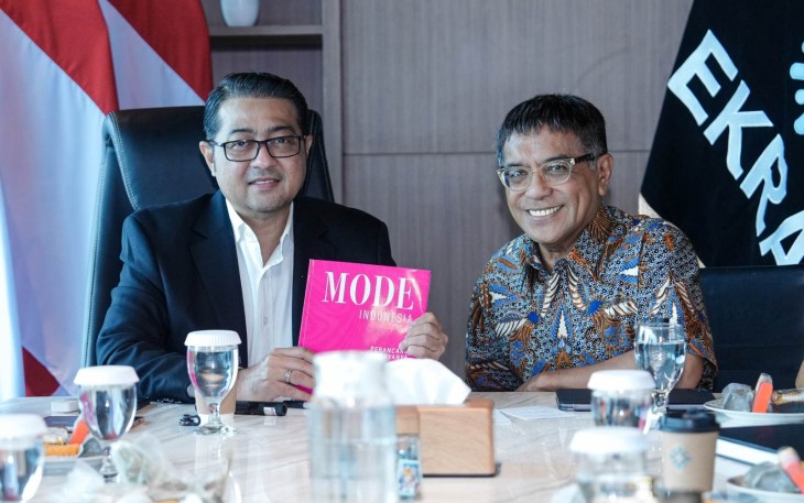 Menteri Ekonomi Kreatif, Teuku Riefky Harsya, menerima audiensi komunitas Mode Indonesia yang dipimpin perancang busana senior Samuel Wattimena di Kantor Kementerian Ekraf, Jakarta, Senin (11/5/2026).