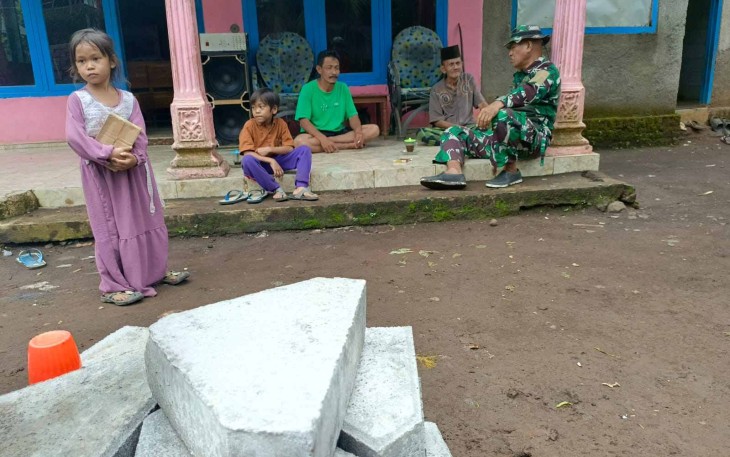 Kebersamaan saat istirahat di lokasi TMMD