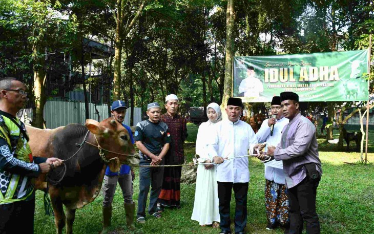 Danrem 083/Bdj Kolonel Inf Wahyu Ramadhanus Suryawan menyerahkan hewan kurban