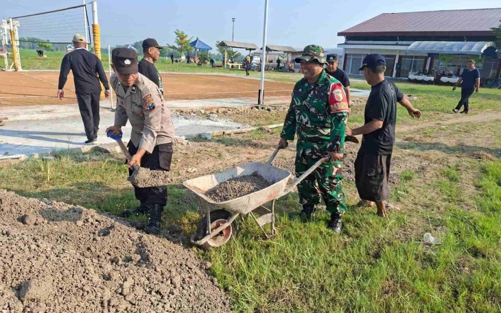 Goyong royong bersama warga desa binaan