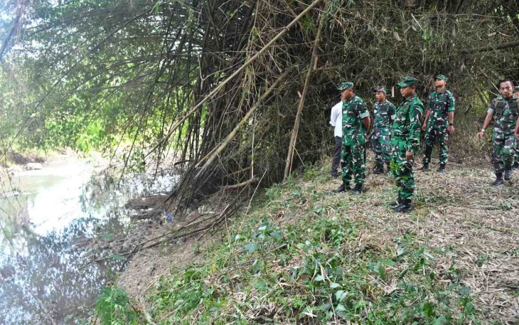 Peninjauan lokasi pembangunan jembatan