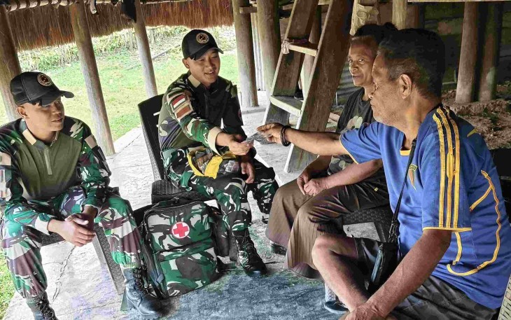 Pelayanan kesehatan satgas Yonarmed 12 Kostrad