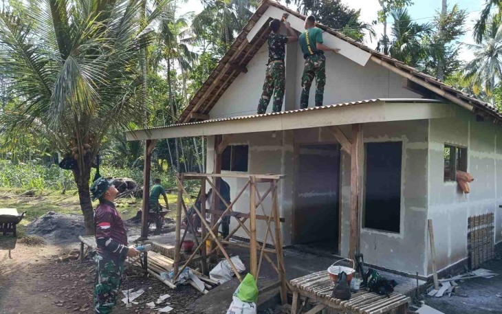 Pemasangan lispank RTLH ibu Sumanah