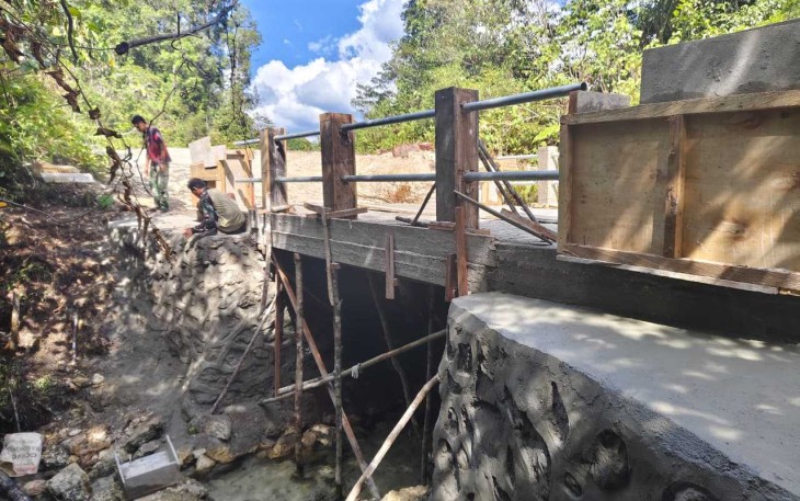 Pengerjaan rehab jembatan di Kampung Sesor