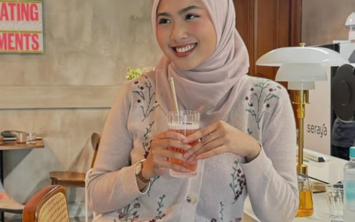 Dari Kuliah Sampai Sukses Jadi Influencer, Afina Syifa Ungkap Alasan Masih Setia Pakai Hijab Paris napocut