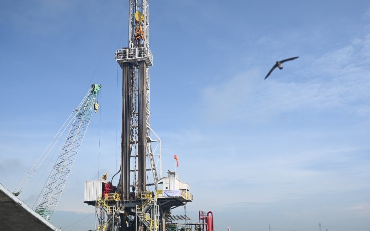 Manajemen PT Pertamina Drilling Services Indonesia berpose didepan rig PDSI di sumur eksplorasi Darajingga-001 di Kecamatan Kradenan Kabupaten Blora Jawa Tengah